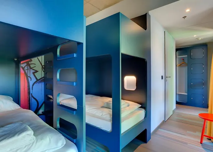 ماينينجر إيست سيد غاليري 3*