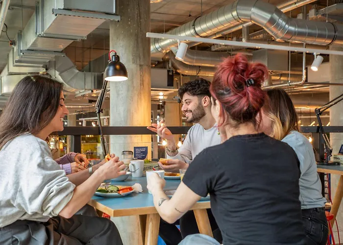 ماينينجر إيست سيد غاليري 3*