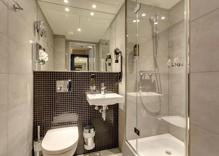 ماينينجر إيست سيد غاليري 3*