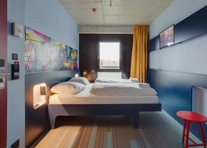 ماينينجر إيست سيد غاليري 3*