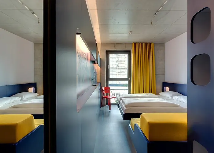 ماينينجر إيست سيد غاليري 3*