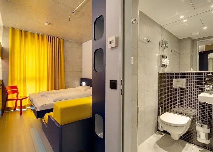 ماينينجر إيست سيد غاليري 3*