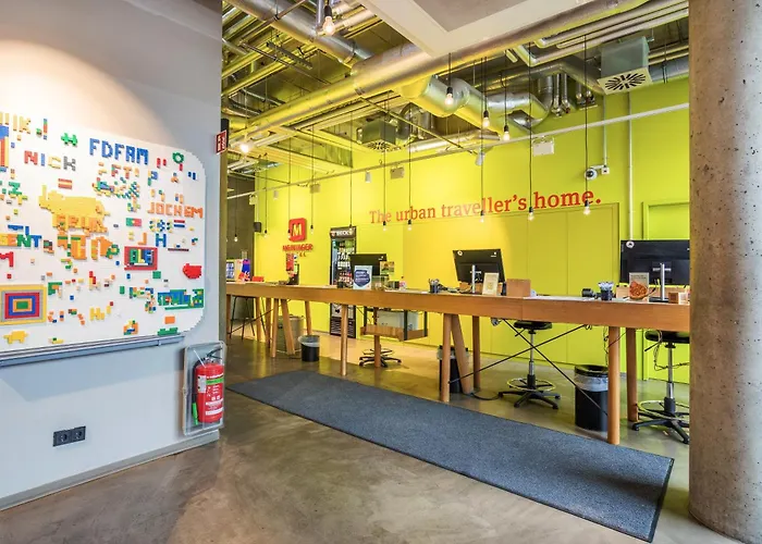 ماينينجر إيست سيد غاليري 3*